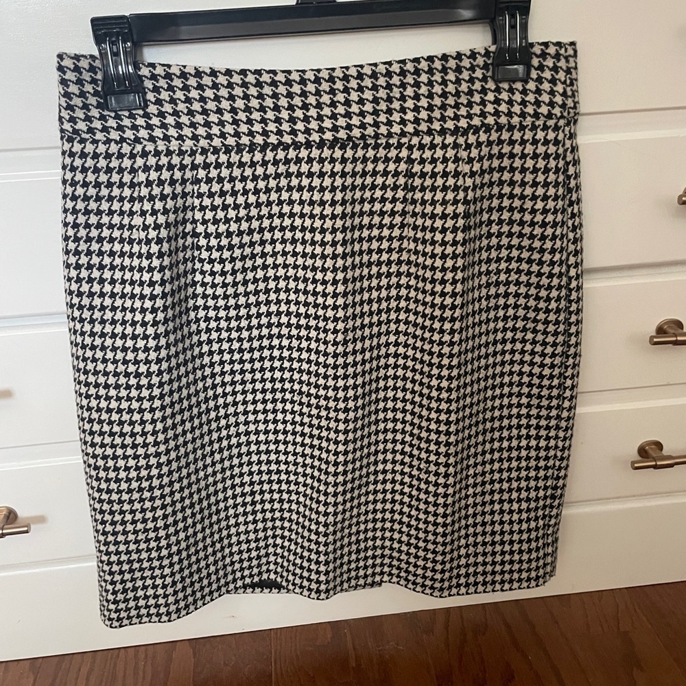Banana Republic Black and White Houndstooth Pencil Skirt